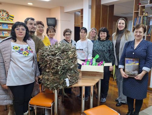 Бібліотека привітала волонтерів із прийдешнім святом і передала подарунки від читачів для українських захисників