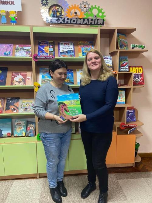 Анна Григорович презентувала бібліотеці свою двомовну книгу "Прекрасна мрія Камелії"