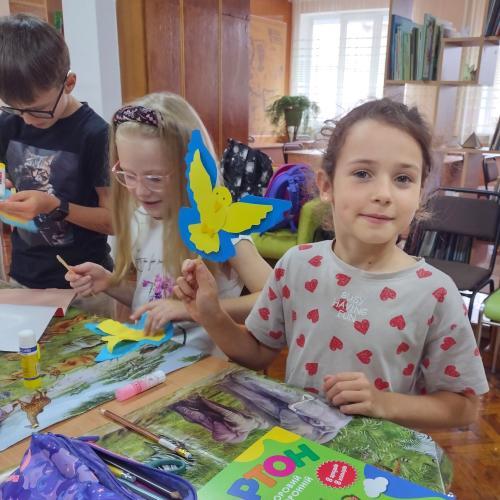 Діти створювали з паперу голубів миру до міжнародного свята